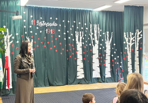 Pani Dyrektor wita przybyłych gości i dziękuje za udział w konkursie