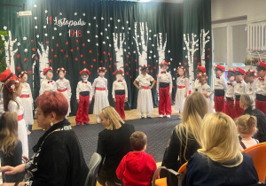 Dzieci z grupy najstarszej przygotowały patriotyczne przedstawienie.