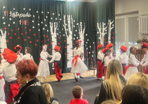 Dzieci z grupy "Sówek" tańczą