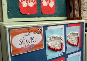 Prace dzieci z grupy IV, biały orzeł wykonany z odbitych rączek na czerwonym tle