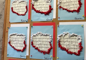 Prace "Sówek", nuty otoczone biało-czerwonym konturem mapy Polski