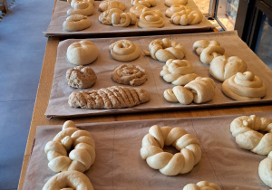 Na zdjęciu widać bułki i chałki leżące na stole