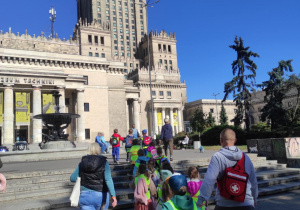 Dzieci z grupy idą w stronę Pałacu Kultury