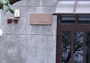 Tablica na budynku w przybliżeniu.