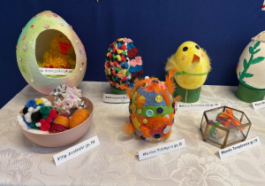 Widać stojące jajka pisanki, prace wykonane przez dzieci.