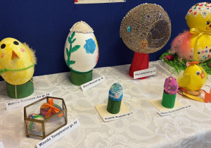 Widać stojące jajka pisanki, prace wykonane przez dzieci.