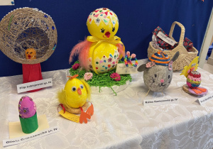 Widać stojące jajka pisanki oraz jajko zajączka, prace wykonane przez dzieci.