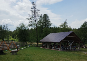 Widok wiaty, pod która można było usiąść i odpocząć.